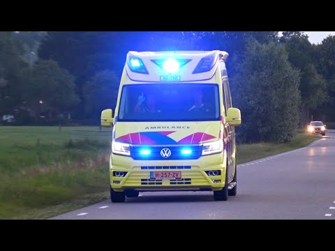 [Primeur] A1, Otaris CR Ambulance 02-130 Hurdegaryp komt ter plaatse bij ongeval Lekkum