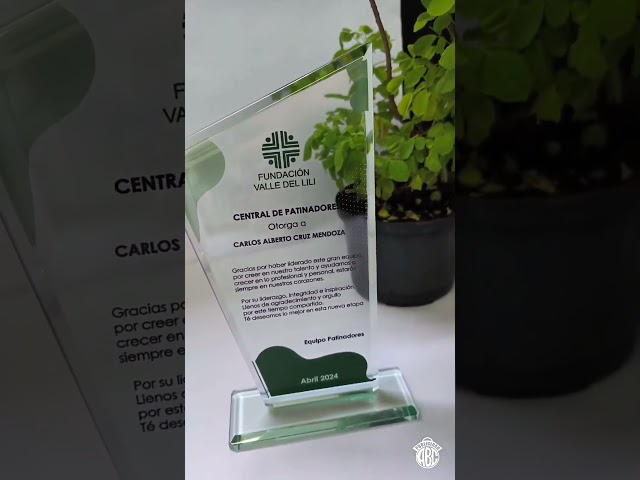 Vídeo relacionado con Placa conmemorativa personalizada grabada con láser (Grande)