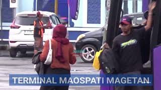 Download lagu The Sudiro Tungga Jaya Bus Drops Off Passengers at the Maospati Terminal in Magetan mp3