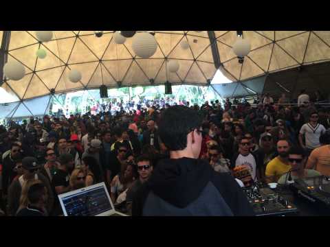 Dash Groove playing "-" @ Green House / Park.Art Curitiba (05/10/2014)
