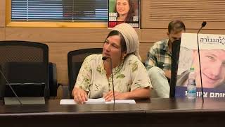 איריס ברנשטיין, הנשואה לאביו של סגן אלוף יהונתן צור הי”ד, מפקד סיירת הנח”ל שנפל בקרבות בשמחת תורה (חדשות ערוץ 7) - התמונה מוצגת ישירות מתוך אתר האינטרנט יוטיוב. זכויות היוצרים בתמונה שייכות ליוצרה. קישור קרדיט למקור התוכן נמצא בתוך דף הסרטון