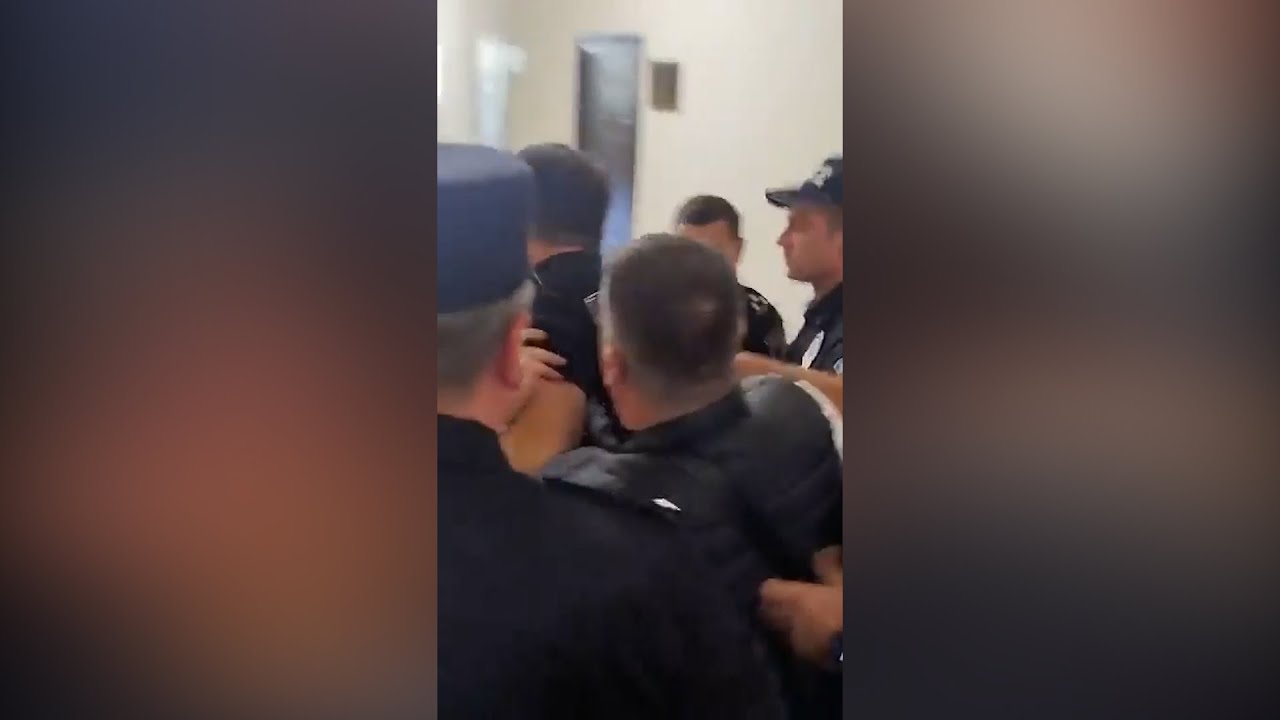 Արթուր Չախոյանին ծեծի ենթարկեցին, բռնի ուժով տարան բաժին