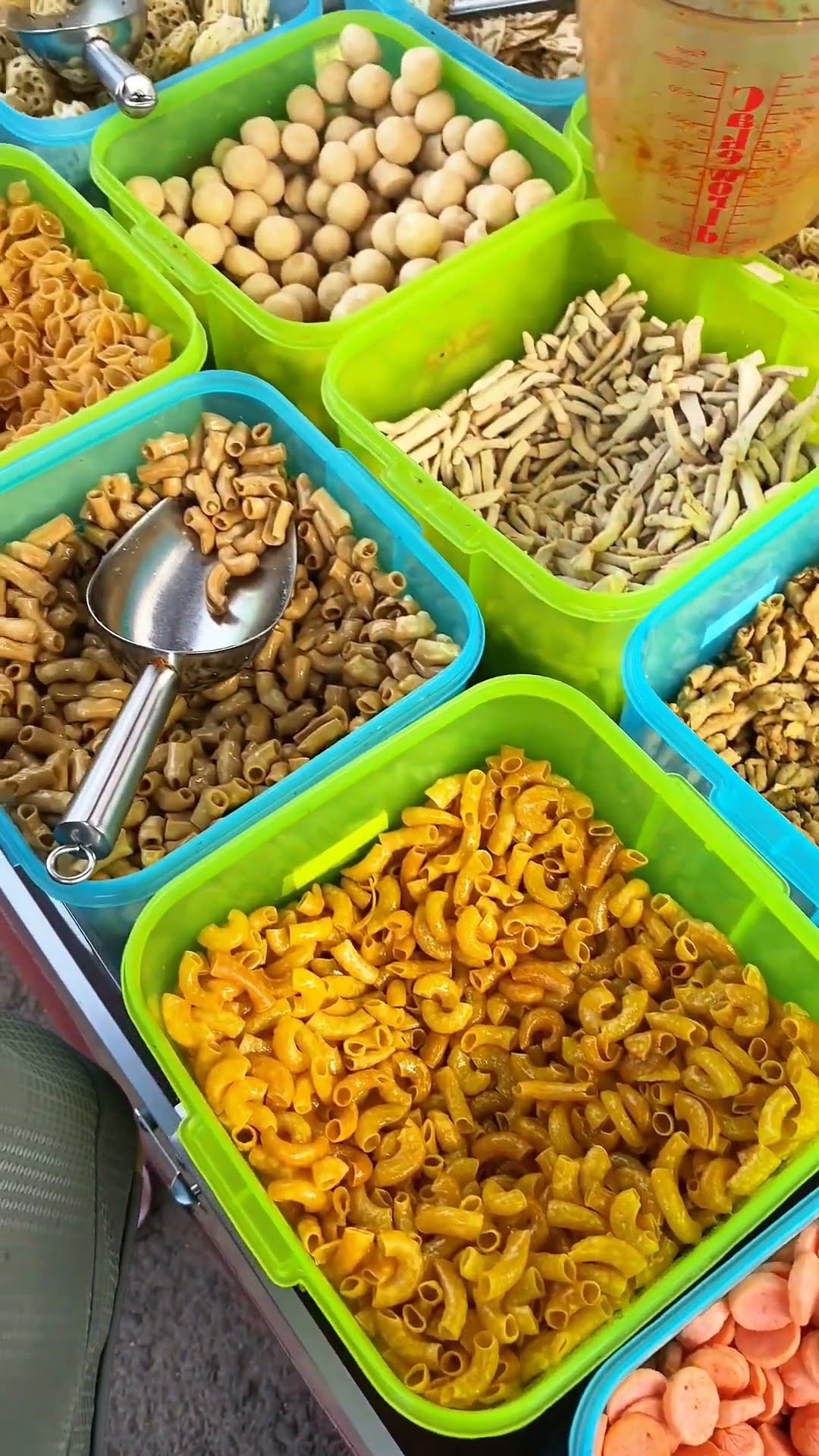 Kalau kamu pengen nyobain seblak yang beda, Seblak Kering Bandung ini wajib dicoba! Raos pisan! 😋🔥