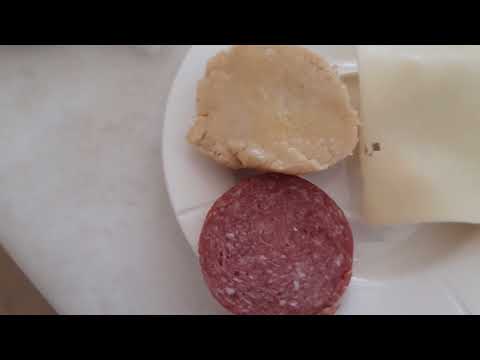 Boller med ost. Buns with cheese.