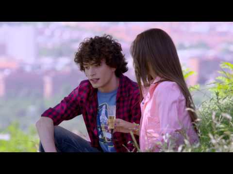 Manu besa a Paula - Vive Cantando