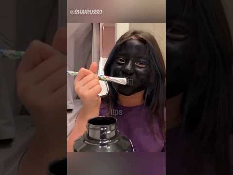 She changed skin color to scare her mother #scary #funnyshorts #laugh #shortvideo