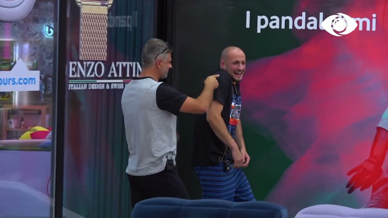 Pyjama Party/ Qetsori thith në qafë Kristin