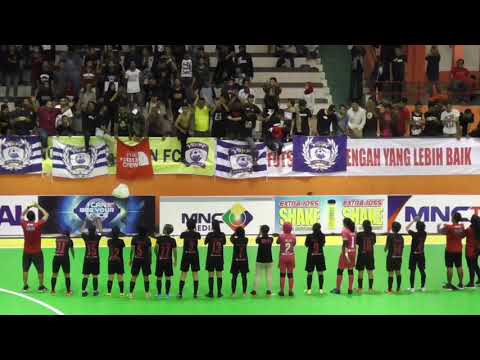 Aksi Suporter The Hotmix Kebumen di GOR Satria Purwokerto [Liga Futsal Pro Indonesia]