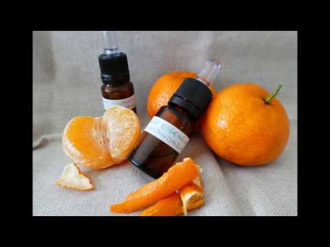 Neve alla panna candeggiante coreana Bianca e La crema da pigmentary nota su una faccia faberlik