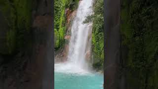 En esta Catarata de un Río Celeste, existe un paisaje de ensueño que evoca la paz y la serenidad.