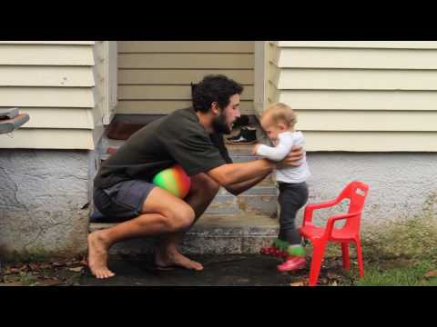 赤ちゃんにボールを捕まえる方法 (HOW TO TEACH A BABY TO CATCH A BALL)