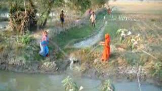 preview picture of video 'インド農村の水汲み風景 (Merry Women Drawing Water in India) 1 Mar. 2004'