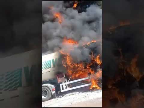 Carreta carregada com oxigênio líquido pega fogo na PR 445