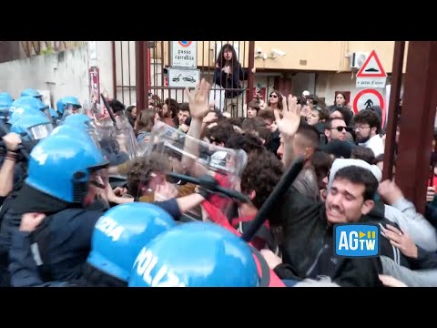 Roma, scontri alla Sapienza: le cariche della polizia