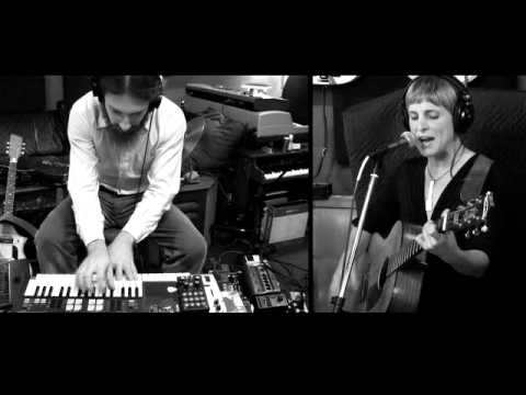 Sara Lov: "A Thousand Bees" (Live Groupee Session)