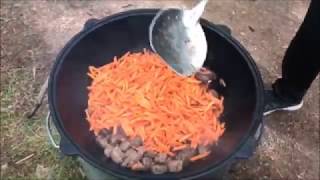 Картошка с мясом в казане на костре