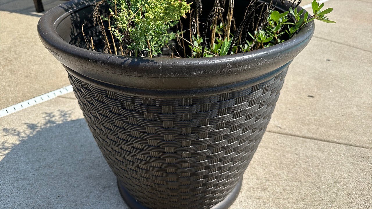 Suncast 22 inch Resin Wicker Planter Flower Pot