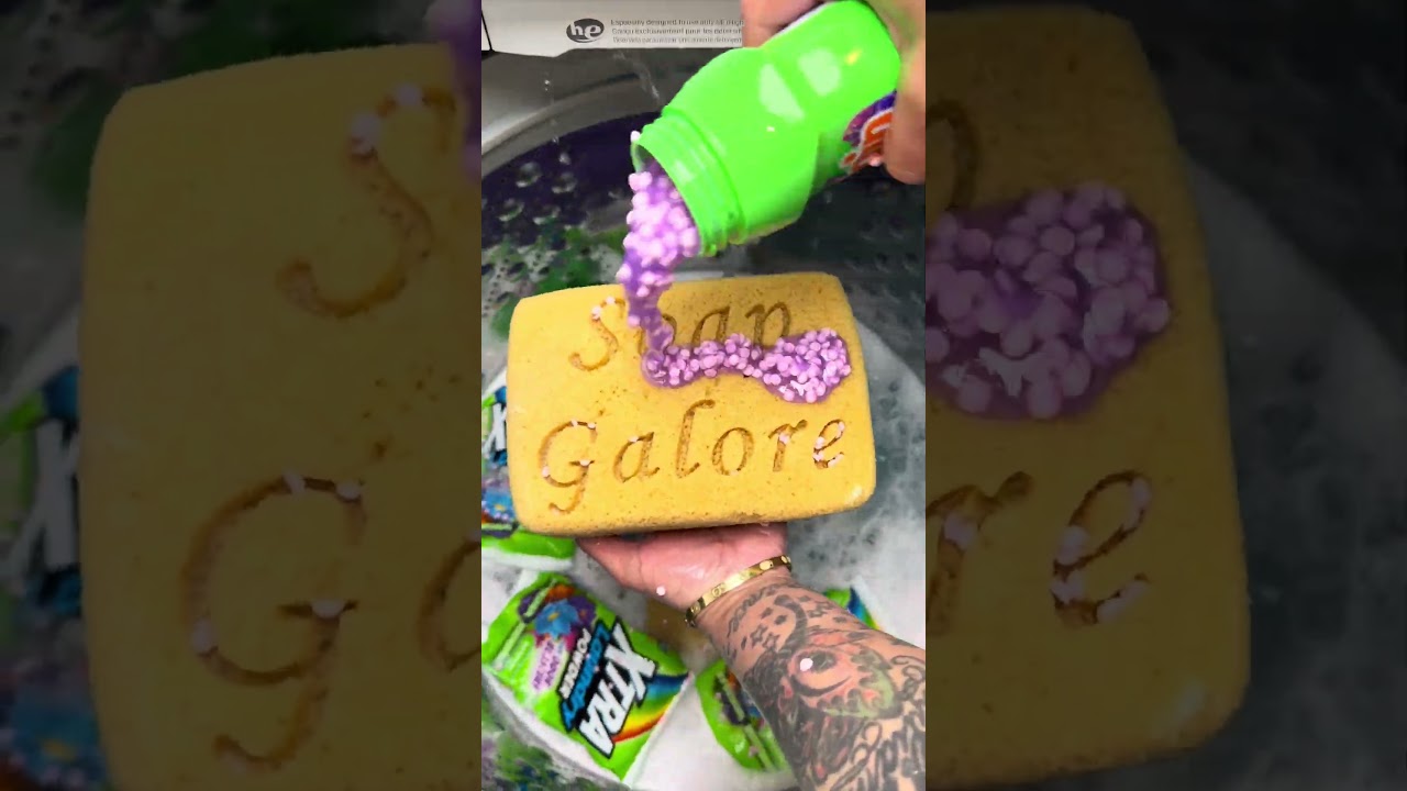 Oh em gee 🙂‍↔️🫧🤍 #laundry #asmr #spongesqueezing #cleantok #satisfying #suds #oddlysatisfying