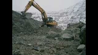 preview picture of video 'Komatsu PC350LC-8 excavator loading Caterpillar 771D dumper'