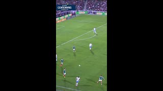 Zapatazo del 'Piojo' Alvarado que ataja en dos tiempos Mele 🔥#shorts