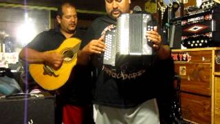 el corrido de macario leyva, practicando un rato con el hohner panther y oscar shmidt bajo quinto