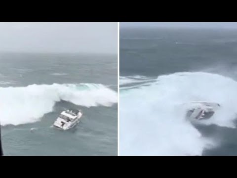 Usa, in un video il momento in cui una barca viene travolta da un’onda gigante