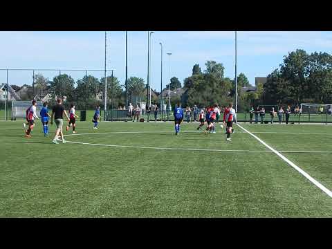 PVCV krijgt een vrije trap, onduidelijk waarom. Lennaert alert.