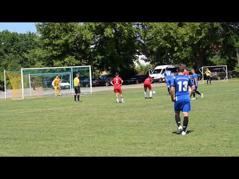 Konrad Kotowski broni rzut karny w meczu Podlasie Sokołów Podlaski- Wektra Zbuczyn 5-1