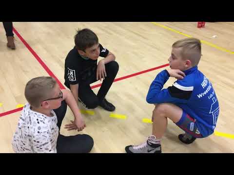 Marcus Ravn snakker med nogle af sine brydevenner fra Herning