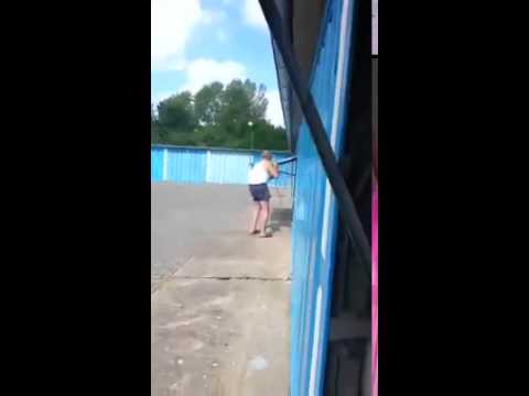 Opa rastet aus wegen defektem Kabel