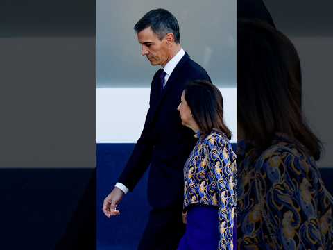 Sánchez, recibido entre abucheos e insultos a su llegada al desfile militar #shorts