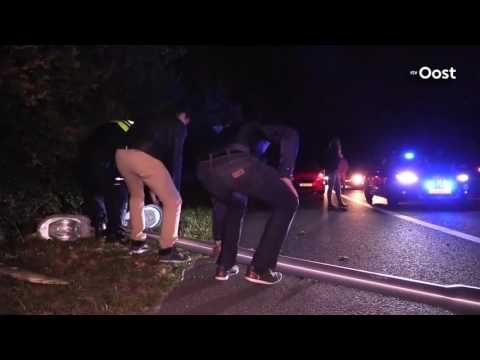 Auto ramt lantaarnpaal op de afslag A1 Hengelo, weg geblokkeerd