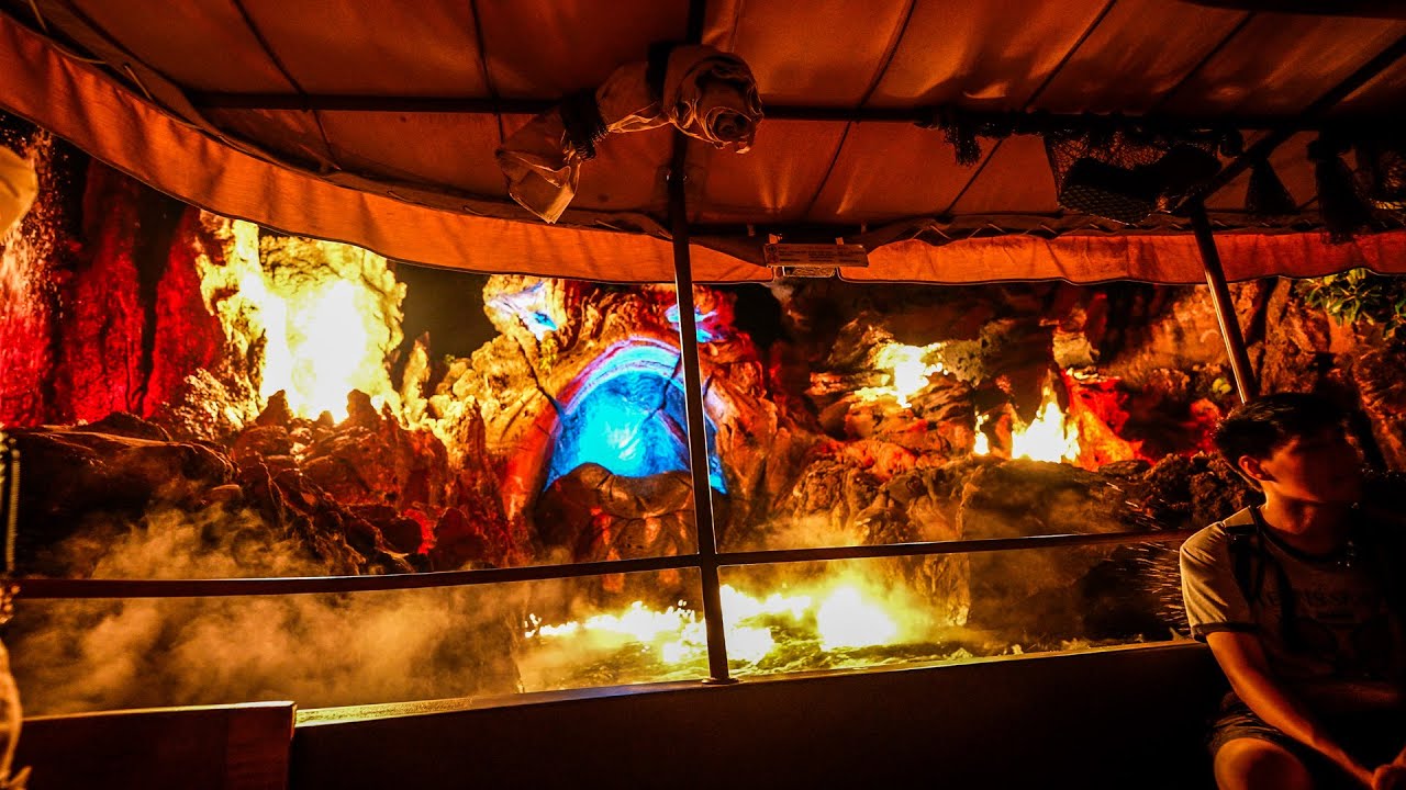 4K超高感度！香港ディズニーランドにある炎や煙が舞い上がる世界最大規模の「ジャングルクルーズ」 ナイトバージョンJungle River Cruise Hong Kong Disneyland