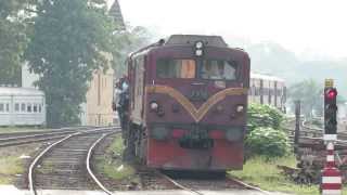 preview picture of video 'SLR's Class M5c 779 with Kandy-Matara arriving to Fort Railway Station'