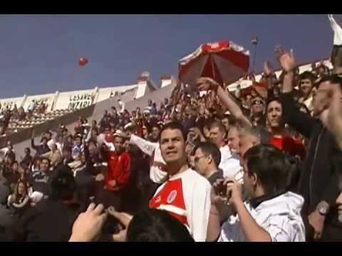 "Entrada de la hinchada - Huracan vs san lorenzo." Barra: La Banda de la Quema • Club: Huracán