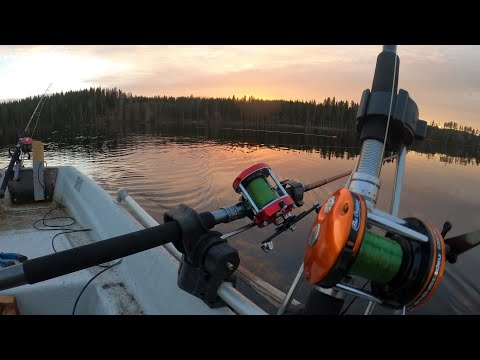 Soutu-uistelua jäätyvällä järvellä