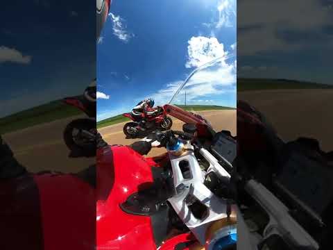 BMW M 1000RR VS DUCATI PANIGALE V4R 💥