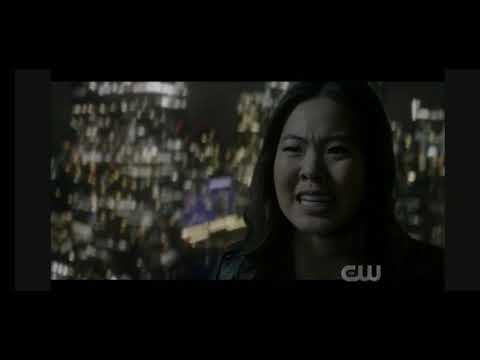 Batwoman 1x20_Commander Kane in front of Batwoman