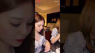 美女2人のディナー切抜き