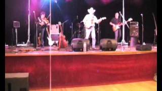 Charlie West chante "Un soir au Honky Tonk bar"