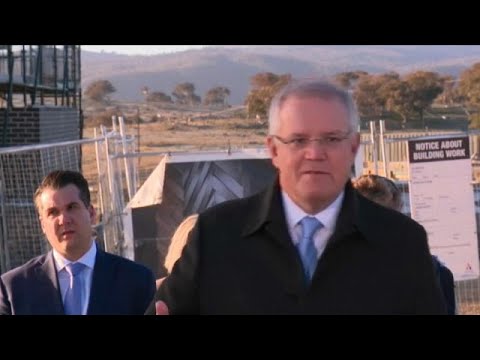 شاهد رجل يقاطع كلمة رئيس الوزراء الأسترالي ويخرجه مع طاقم التصوير من حديقته…