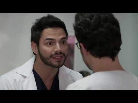 Carlos le confiesa a Álvaro que se muere por María Clara | Enfermeras