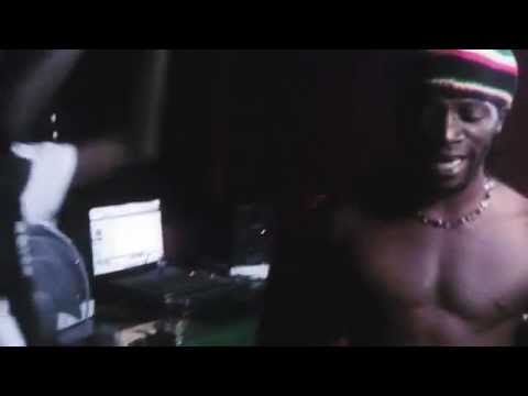 RAGEMAN et VAMOS freestyl en studio.