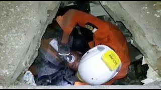 Download lagu Man rescued from rubble in Palu, Sulawesi mp3