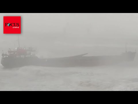 Augenzeuge filmt mit, wie Frachtschiff in zwei Teile zerbricht