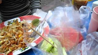 preview picture of video 'Eating street food in Bangkok, Thailand'