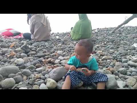 Rayya Makan Permen Di Pantai