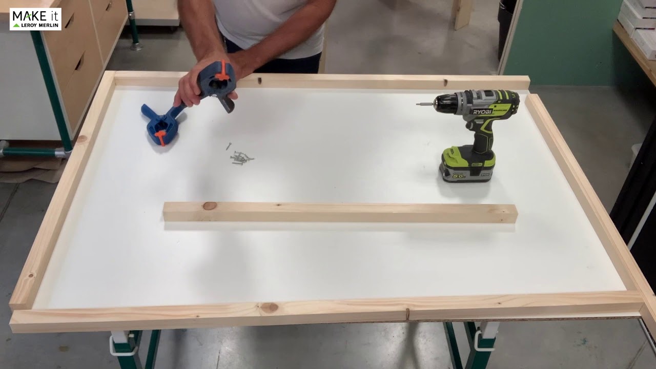 Tuto Installer une tête de lit - Jean-Philippe collaborateur Leroy Merlin