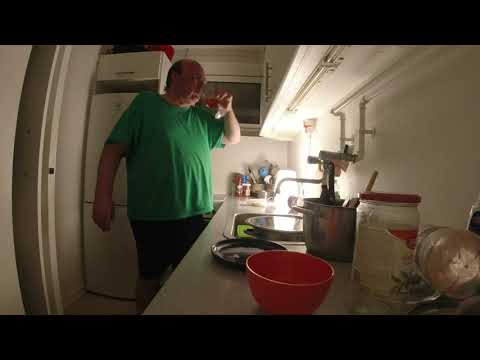 MongoTV_7735 - SMÅFRYSER OG SMÅSYG - TAGER VARMT BRUSEBAD KLOKKEN 2 FREDAG NAT