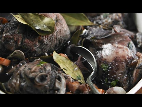 🍷 Coq au vin traditionnel - Un grand classique mijoté aux arômes riches et profonds 🍄🔥